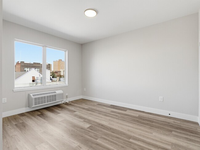 Building Photo - 304 61st St