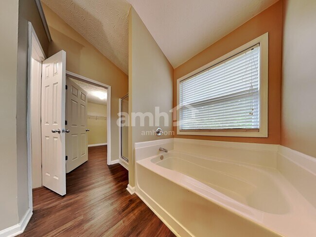 Building Photo - 2175 Village Green Dr