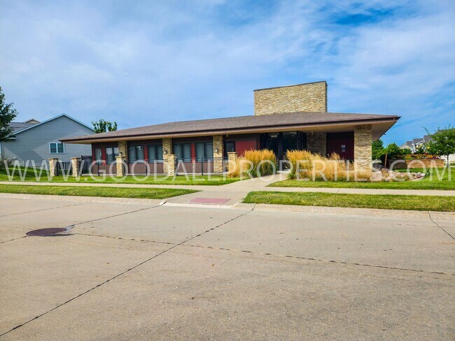 Building Photo - 3 Bedroom 2 Bath Townhome end unit in Glenn Village!!!