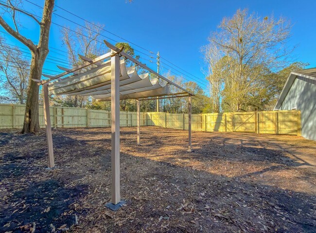 Building Photo - LOVELY & Modern NW 2/1 w/ New Flooring & Huge Privacy Fenced Yard that Inc Lawn Maintenance! Avai...