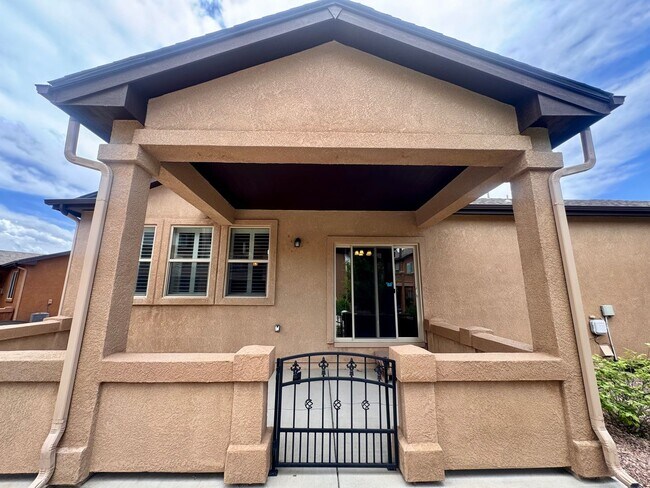 Building Photo - Gorgeous 4 Bedroom Townhome in Briargate