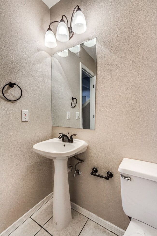 Building Photo - Amazing Tri-Level Westside Rental Home w/ ...