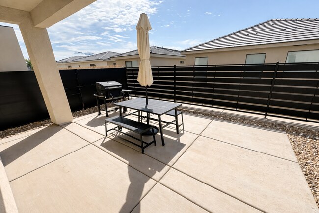 Building Photo - 4-Bed Stand Alone Home! 6+ Month Lease