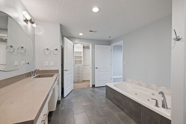 Building Photo - 3075 Kennedy Dr