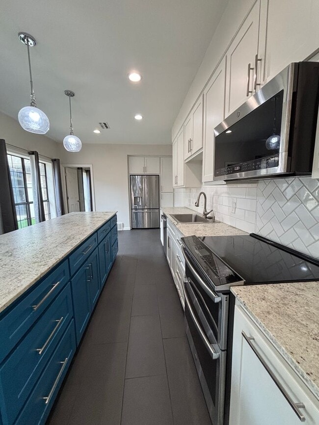 Building Photo - 5026 Bellaire Dr S