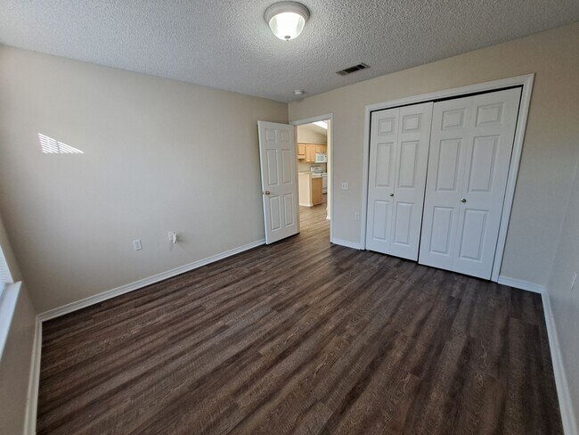 Building Photo - Cute 2BR/1BA in NE Pensacola