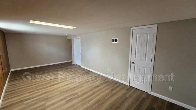 Building Photo - 7855 Kenwood St