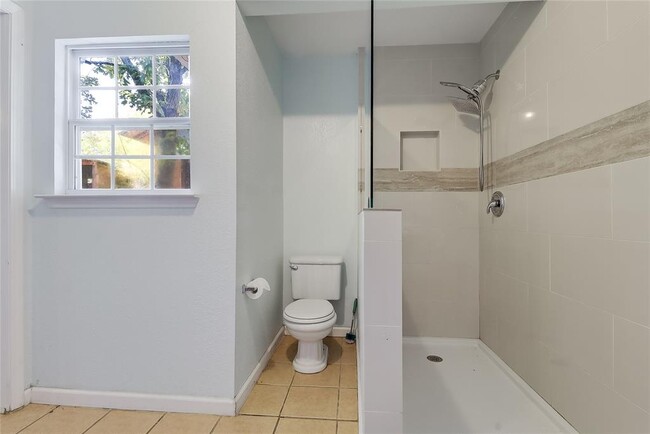 Building Photo - 1706 Maple Ave