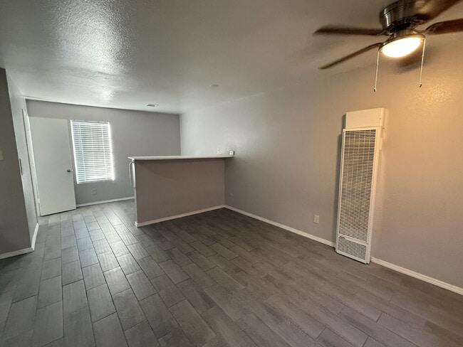 Building Photo - Downtown studio! Laundry on-site! Move-in special!