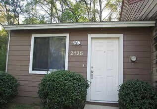 Building Photo - 1 bedroom 1 bath townhouse! Off of Tharpe st! Available now!