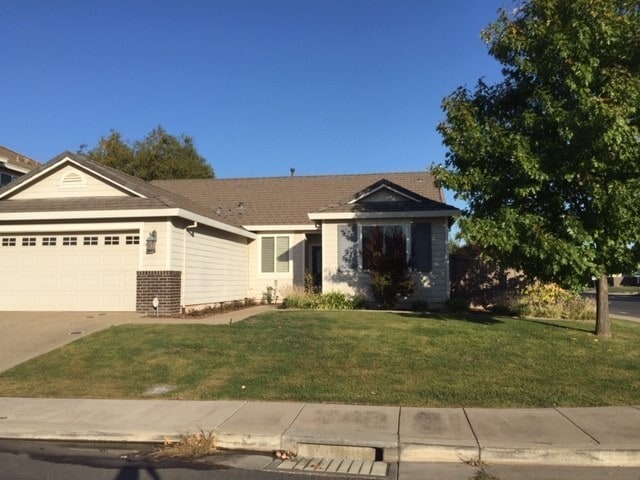 Building Photo - 4 Bedroom Home