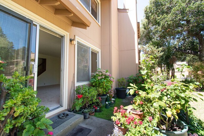 Building Photo - Spacious and Bright Townhome in Amazing Park like Community with Cupertino Schools and Large 2 Ca...