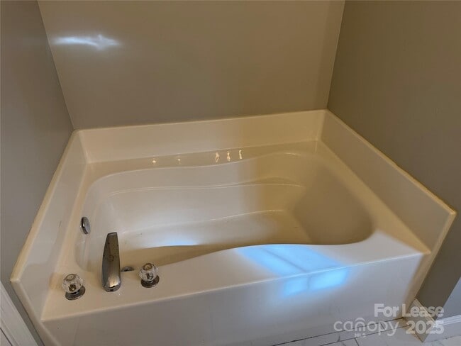 Building Photo - 9104 Meadowmont View Dr