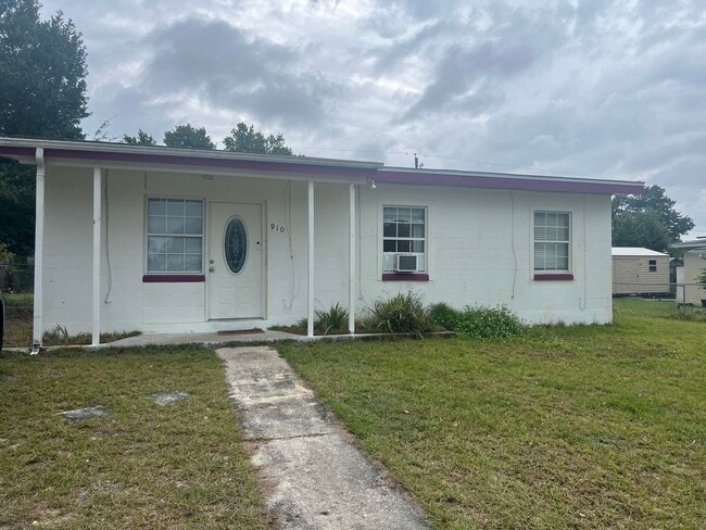 Primary Photo - Cute Remodeled Deltona Beauty Call Sheila C 407-687-7900