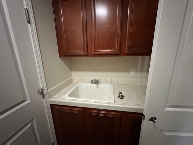 Building Photo - 1690 Spring Hill Dr