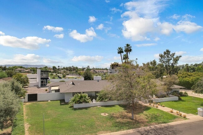 Building Photo - Mid-century modern home in Arcadia with pr...