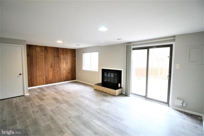 Building Photo - 8943 Centerway Rd