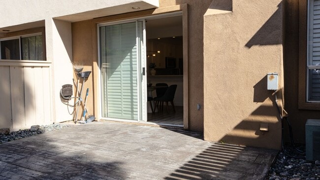 Building Photo - Gorgeous 3 bedrooms 2.5 baths townhome in ...