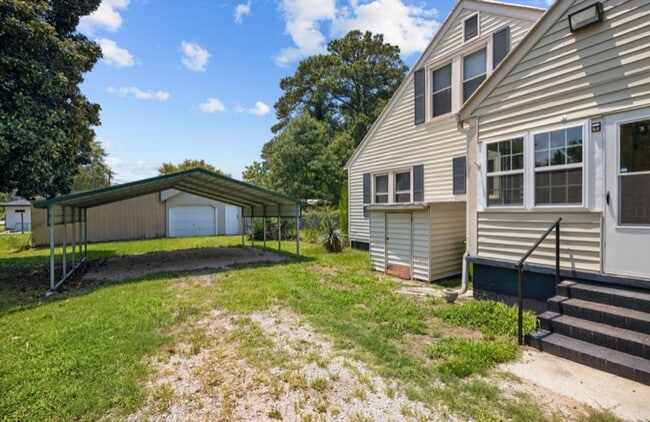 Building Photo - Vintage Charm, 4 BR, Spacious, Close To Ev...