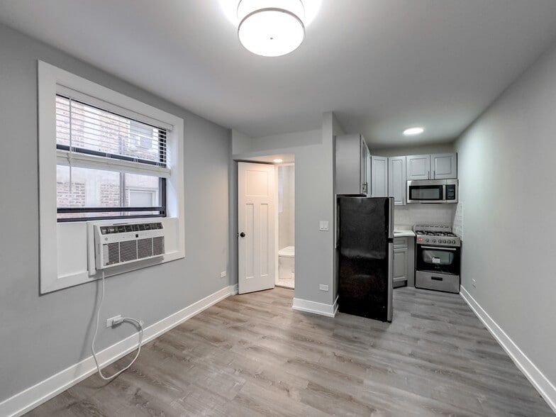 Building Photo - 510 W Belmont Ave