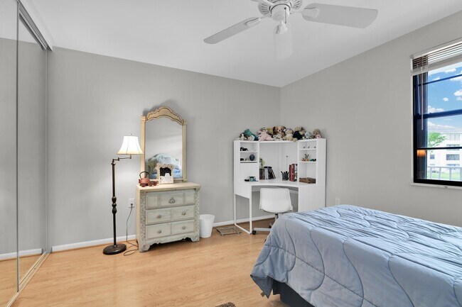 Building Photo - 6073 Balboa Cir