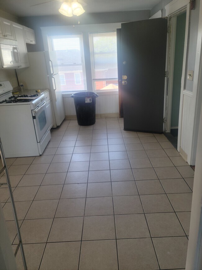 Eat in kitchen - 809 Charles St