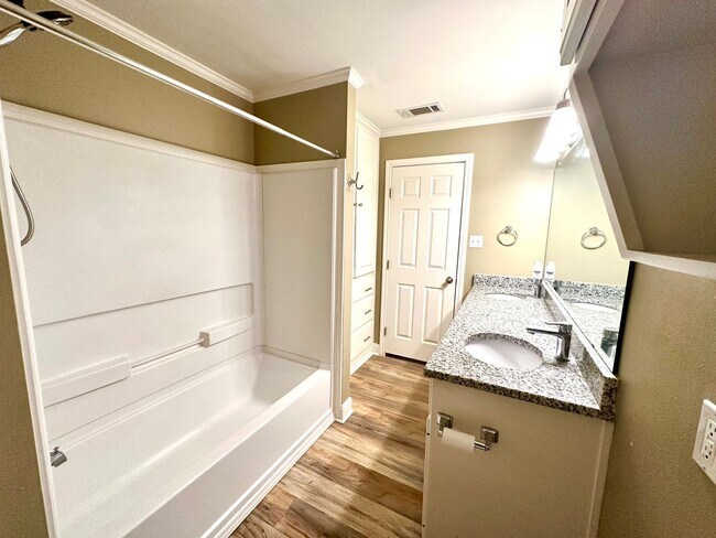 Building Photo - **Application Received ** Available Now! Charming 4-Bedroom Home with Modern Kitchen & Spacious B...