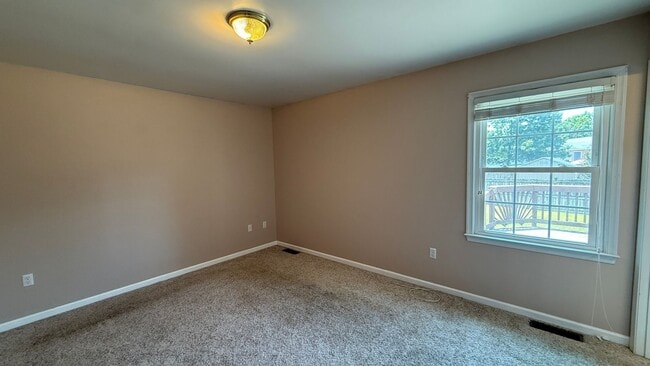 Building Photo - Three Bedroom Rambler in Fredericksburg
