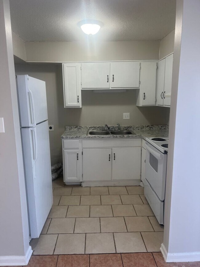 Building Photo - Spacious 2 Bedroom 1 Bath Second Floor Unit