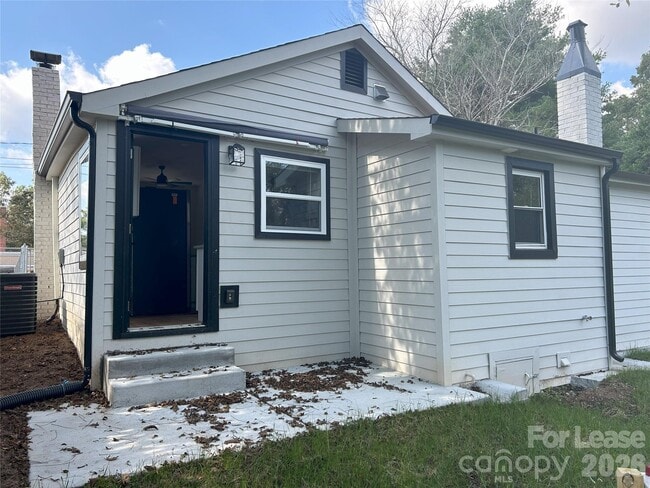 Building Photo - 303 S Main St