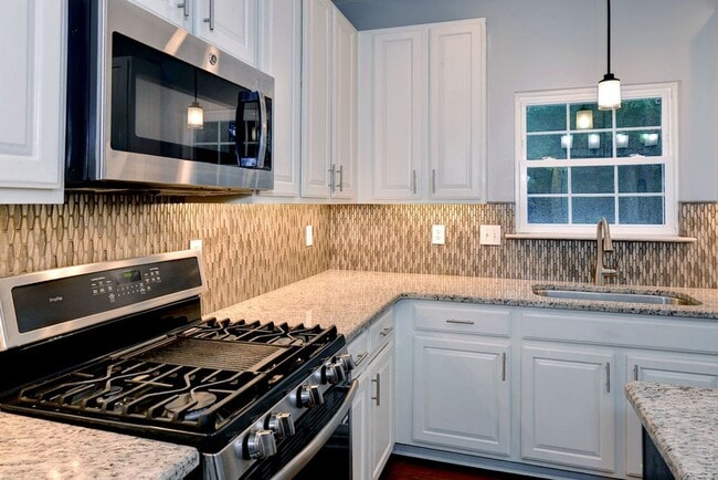 Building Photo - Spacious Home on Wooded Lot!