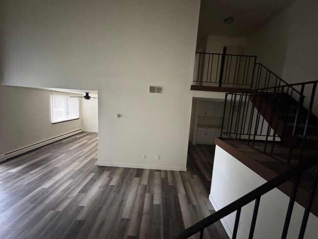 Building Photo - Expansive Bi-Level 3-Bedroom