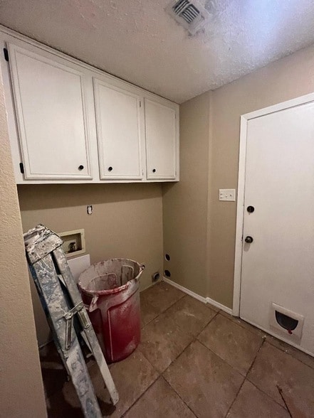 Building Photo - 8639 Knoxville Dr