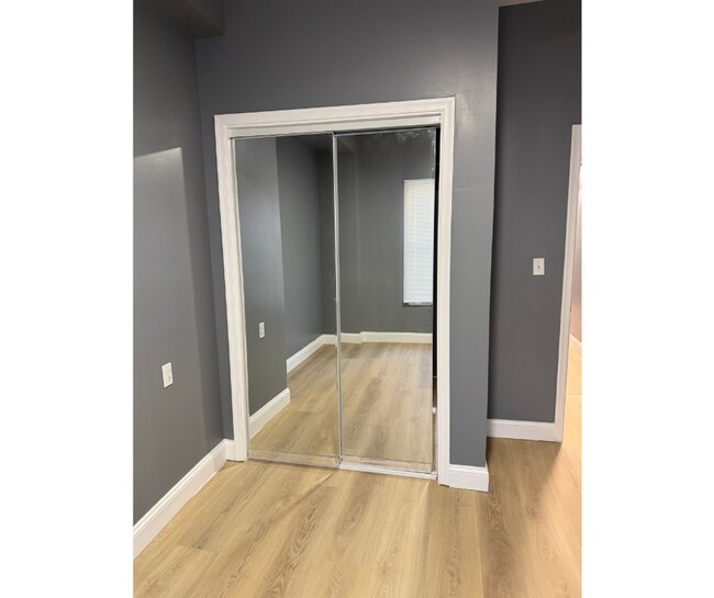 Building Photo - 427 S Augusta Ave