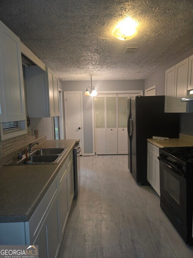 Building Photo - 139 River Oaks Dr