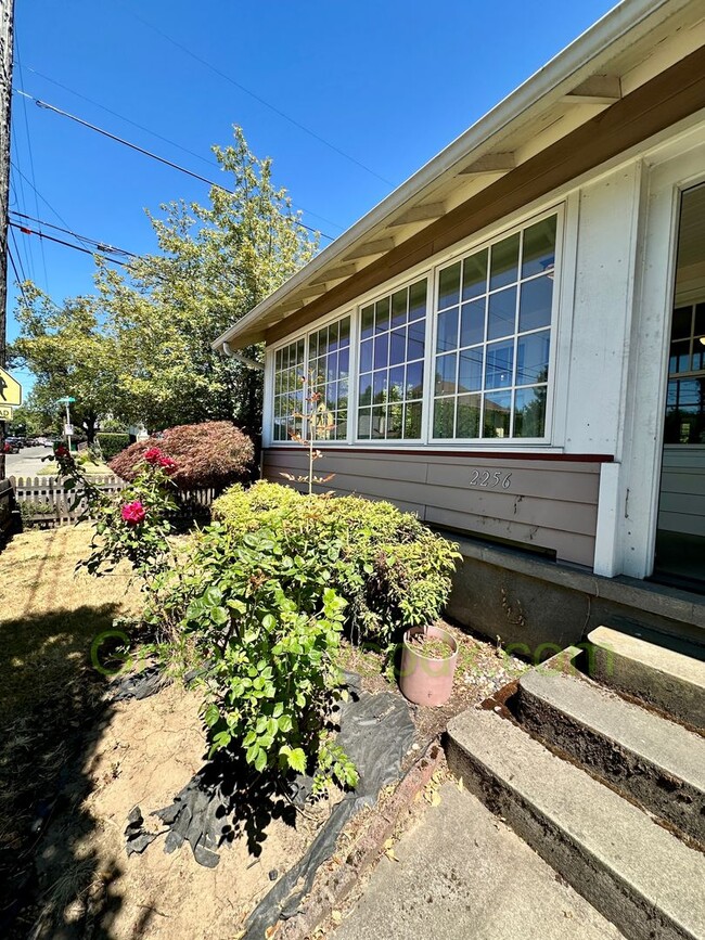 Building Photo - Huge 3 Bedroom 2 Bathroom House in Heart o...