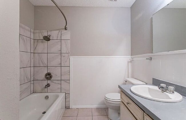 Building Photo - 913 Henslee Dr