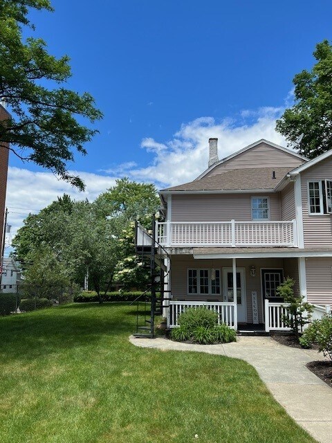 2nd Floor Porch/Entrance - 212-214 N Blakely St