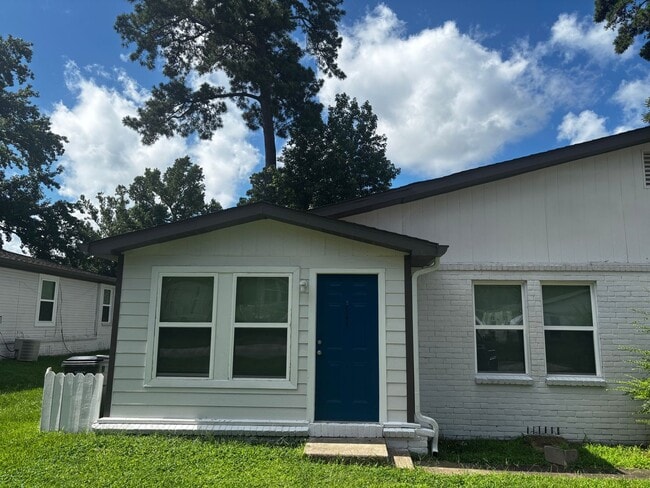 Building Photo - 3 Bedroom 2 Bath