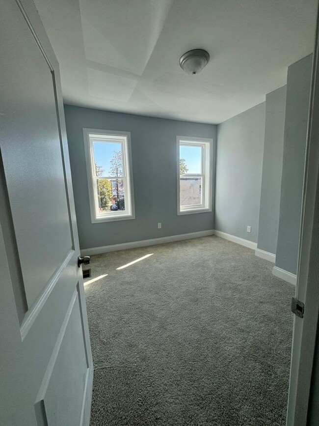 Building Photo - Beautiful Three Bed One Bath Completely Re...