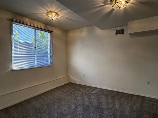 Building Photo - Bright and Spacious 5 Bedroom Home in San Anselmo