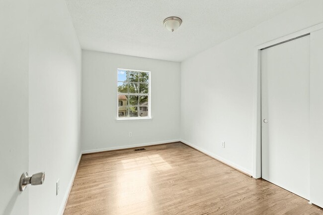 Building Photo - Spacious beautiful 4-bedroom 2.5 bath home