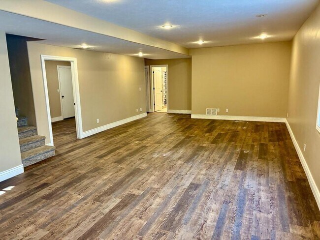 Building Photo - 2612 Eastview Dr