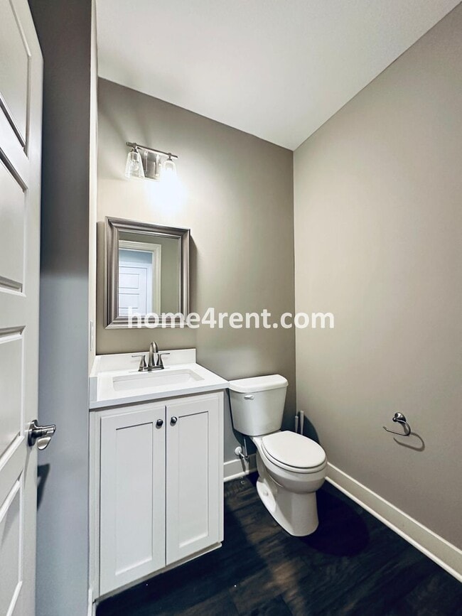 Building Photo - Stunning, Maintenance Free Townhome in Desoto w/ an Elegant Kitchen and Wood Floors Throughout!