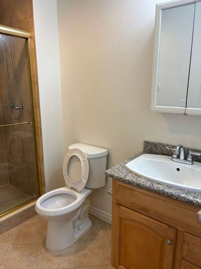 Building Photo - Beautiful remodeled ground floor 2 bedroom 1.5 bath