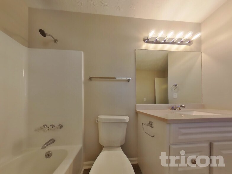 Building Photo - 1515 Olde Oak Dr