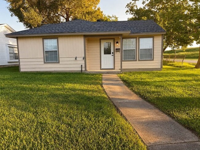 Building Photo - 1415 Comal Ave