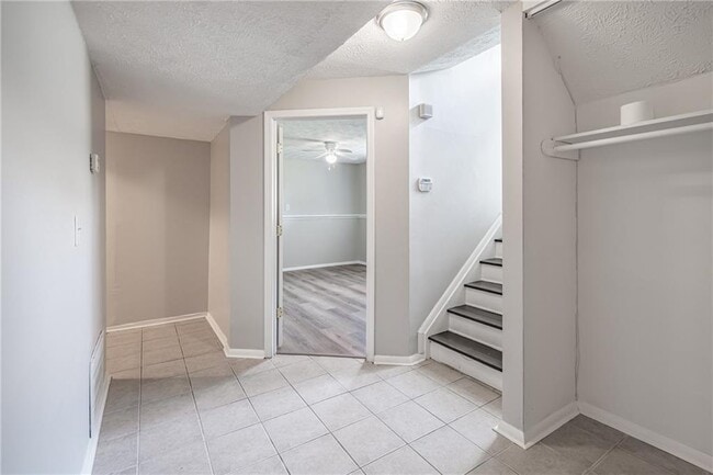 Building Photo - 2407 Redfield Dr