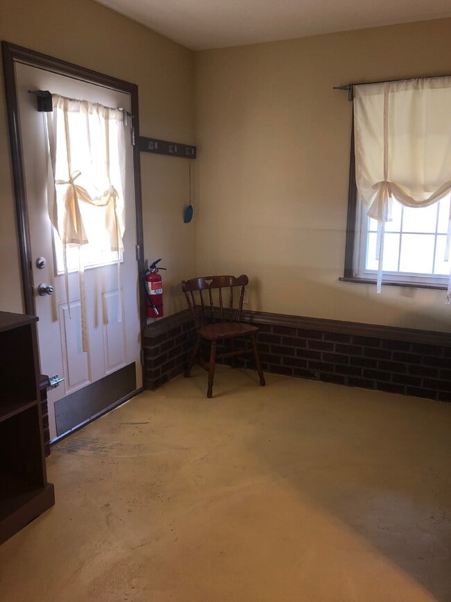 Building Photo - *FULLY FURNISHED* 1 Bedroom, 1 Bathroom Apartment *UTILITIES INCLUDED*