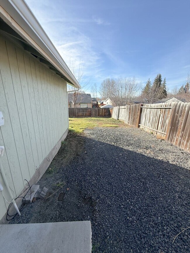 Building Photo - Three Bedroom, Two Bath House